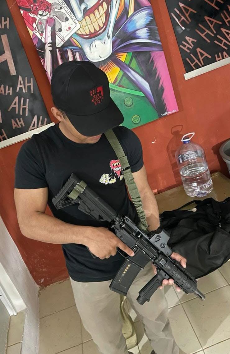 Tarascosdelared's tweet photo. Nos llegan imágenes inéditas sobre las presuntas  actividades de José Juan Antonio García, alias El Pollo, uno de los generadores de violencia que operan en la zona de Acayucan, y que mantiene una guerra abierta por el control de las actividades ilegales con otros grupos delictivos.
En junio pasado, la Fiscalía General del Estado ofreció una recompensa de hasta 350 mil pesos por información que ayuden a dar con su captura, pero no ha sido detenido.
Las mantas con su rostro fueron colgadas en varias dependencias públicas en el sur de #Veracruz, lo buscan por homicidio doloso calificado, sin embargo, alias El Pollo también estaría relacionado en otros hechos de violencia en Acayucan, y en estos momentos es uno de los objetivos prioritarios de las autoridades.
Y mientras la sangre y la violencia no dejan de correr en #Acayucan; su alcalde compró patrullas nuevas pero esa acción tampoco se ha visto reflejada en una incidencia notoria en la delincuencia, robos, extorsión, quema de negocios y hechos de violencia.
Durante toda la semana y la anterior, Acayucan no ha dejado de ser noticia por sus hechos de violencia, pero los delincuentes que se disputan el control ahí hasta presumen sus armas y sus coches de lujo, así como el dinero manchado con sangre de inocentes, en sus redes sociales.
Todas son fotos que en su momento estos criminales presumieron en redes sociales.