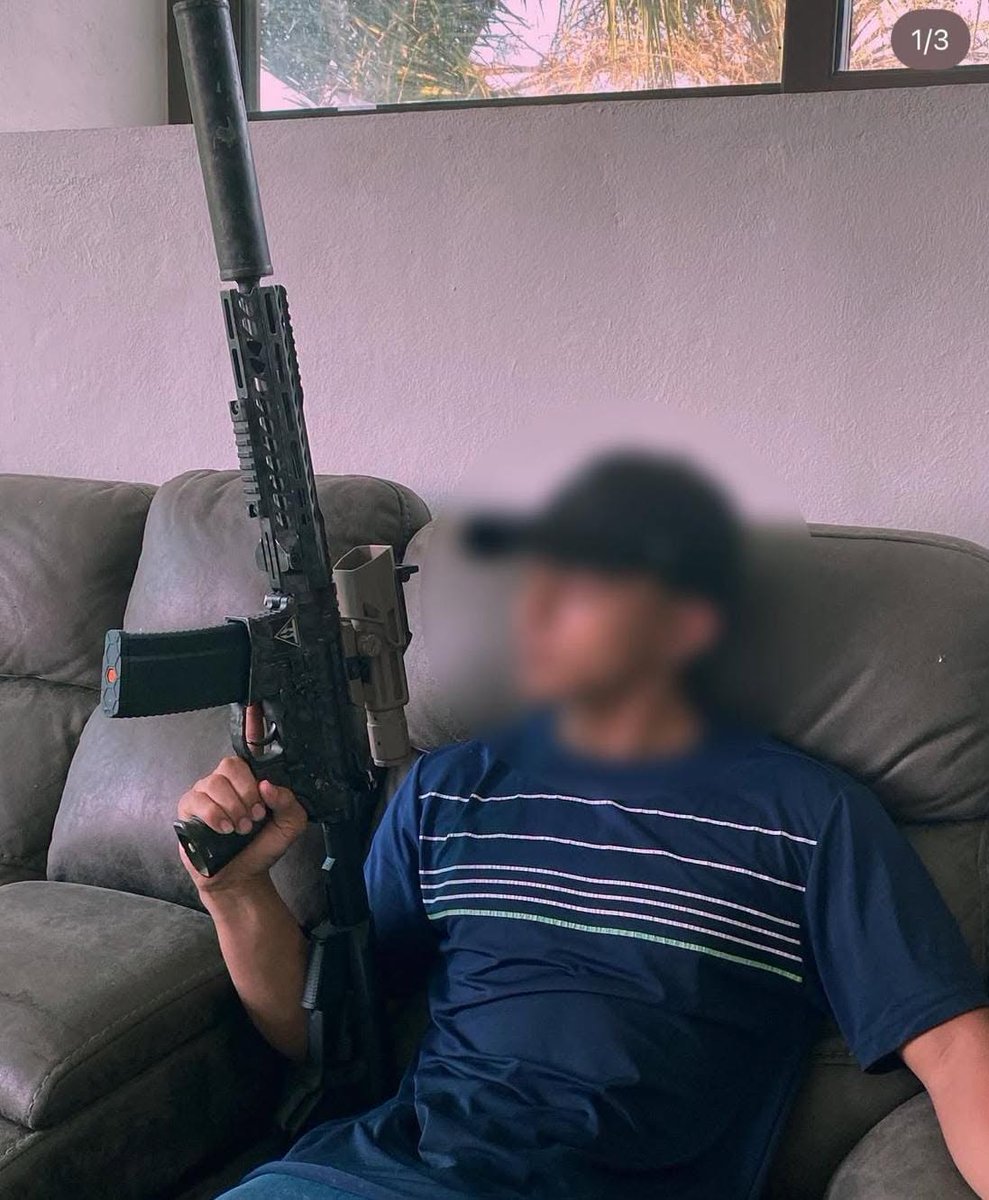 Tarascosdelared's tweet photo. Nos llegan imágenes inéditas sobre las presuntas  actividades de José Juan Antonio García, alias El Pollo, uno de los generadores de violencia que operan en la zona de Acayucan, y que mantiene una guerra abierta por el control de las actividades ilegales con otros grupos delictivos.
En junio pasado, la Fiscalía General del Estado ofreció una recompensa de hasta 350 mil pesos por información que ayuden a dar con su captura, pero no ha sido detenido.
Las mantas con su rostro fueron colgadas en varias dependencias públicas en el sur de #Veracruz, lo buscan por homicidio doloso calificado, sin embargo, alias El Pollo también estaría relacionado en otros hechos de violencia en Acayucan, y en estos momentos es uno de los objetivos prioritarios de las autoridades.
Y mientras la sangre y la violencia no dejan de correr en #Acayucan; su alcalde compró patrullas nuevas pero esa acción tampoco se ha visto reflejada en una incidencia notoria en la delincuencia, robos, extorsión, quema de negocios y hechos de violencia.
Durante toda la semana y la anterior, Acayucan no ha dejado de ser noticia por sus hechos de violencia, pero los delincuentes que se disputan el control ahí hasta presumen sus armas y sus coches de lujo, así como el dinero manchado con sangre de inocentes, en sus redes sociales.
Todas son fotos que en su momento estos criminales presumieron en redes sociales.