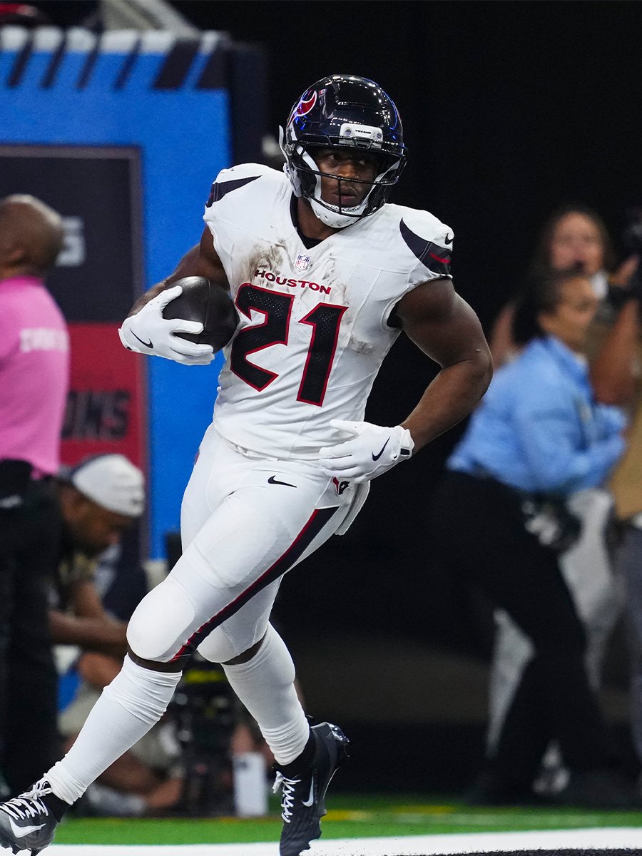 NFL's tweet photo. RB Nick Chubb announces his retirement after 8 seasons. https://t.co/MdBpVhf5Ij
