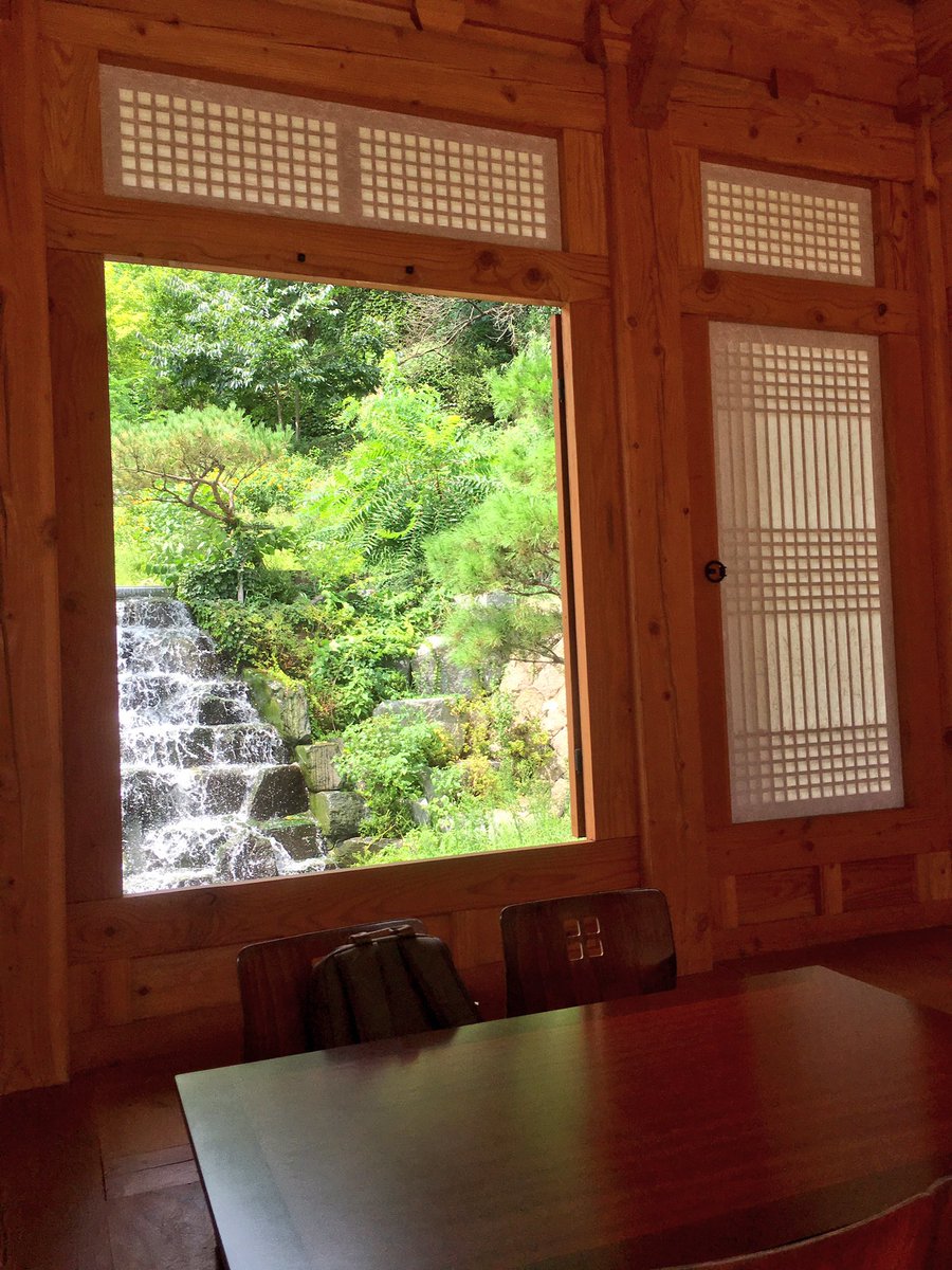 yuki7979seoul's tweet photo. これ…図書館なんだぜ。

韓国には素敵な図書館も多く、やはり若者の姿をよく見かける。こちらはソウル都心の光化門からバス一本(20分くらい）で行ける「青雲文学図書館」 https://t.co/cO7CiQbriT