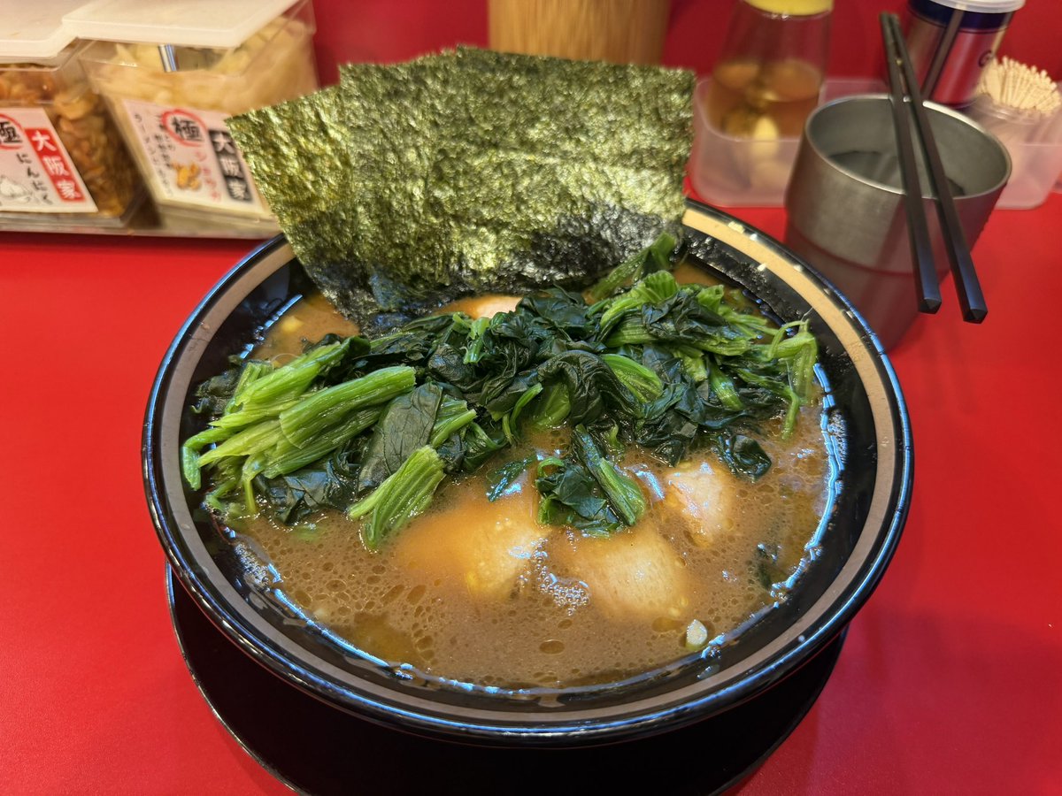parkerflyFF11's tweet photo. 久々の朝ラー。
ミナミの大阪家さんへ。
カロリーチャージやで。
100円でライス食べ放題の神サービスだけど私は2杯も食べれないっす。
#ラーメン https://t.co/iyBE9LXCLJ