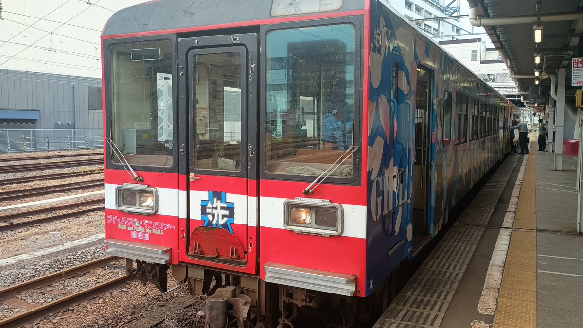 HakoneNegi's tweet photo. ガルパン列車だよ〜、ガラガラだよ〜。幸先いいぞ、間もなく大洗入り https://t.co/UpNDIGMbna