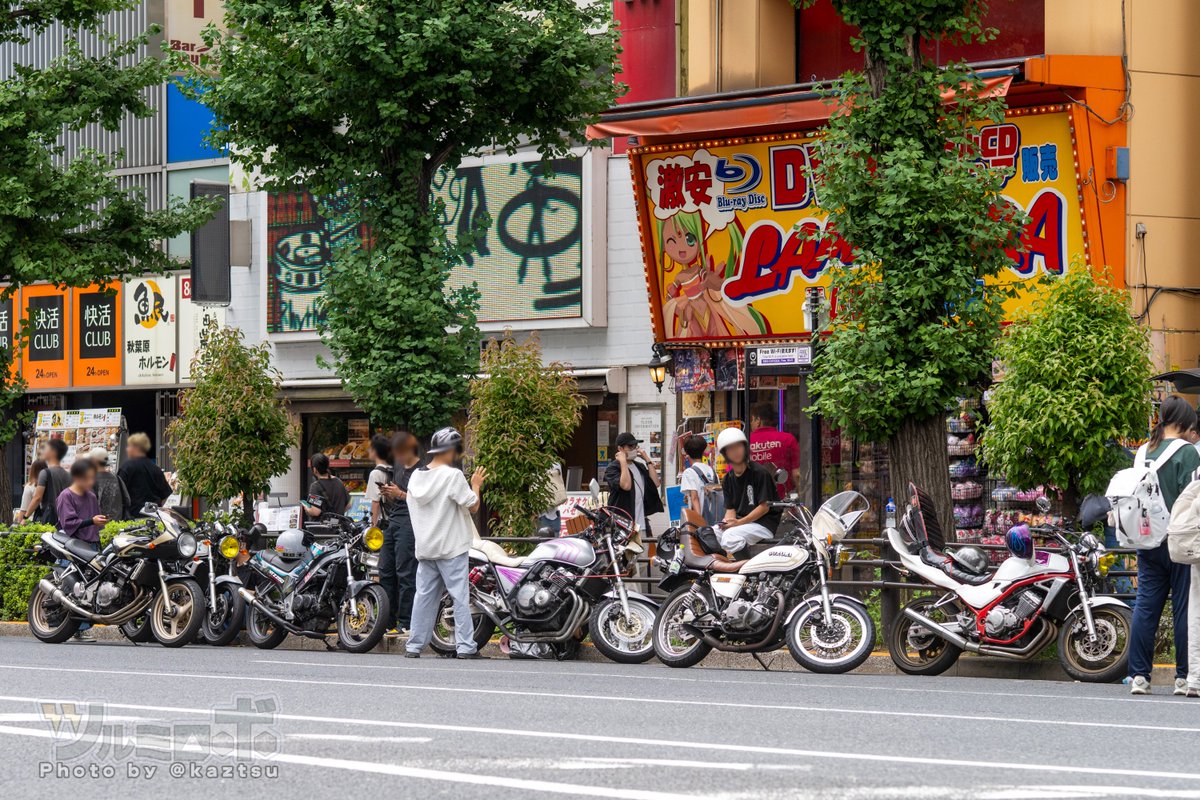 kaztsu's tweet photo. 秋葉原、はやい時間から騒音バイクの人たちが集まり闊歩する場所になってしまった中央通り https://t.co/7iUR4yyfVg