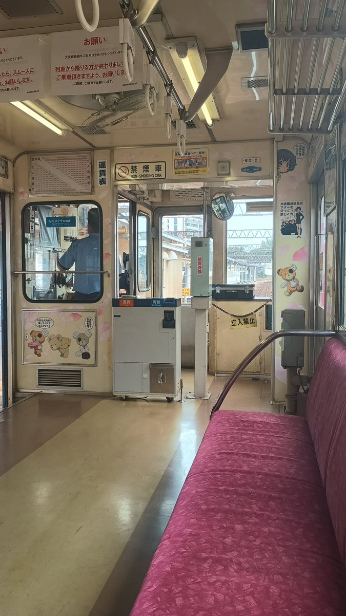 HakoneNegi's tweet photo. ガルパン列車だよ〜、ガラガラだよ〜。幸先いいぞ、間もなく大洗入り https://t.co/UpNDIGMbna