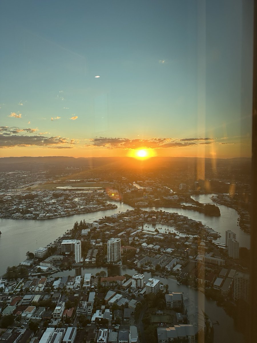 gcryugaku's tweet photo. 🇦🇺ゴールドコースト、夕暮れから夜へ。

高層ビルから眺める夕日と、ライトアップされた街並み🌇🌃

ビーチのイメージが強いゴールドコーストですが、少し視点を変えるとこんな景色にも出会えます。

海外で暮らすと、観光地だけではなく「何気ない毎日の景色」が思い出になるもの🇦🇺

#ゴールドコースト #オーストラリア留学