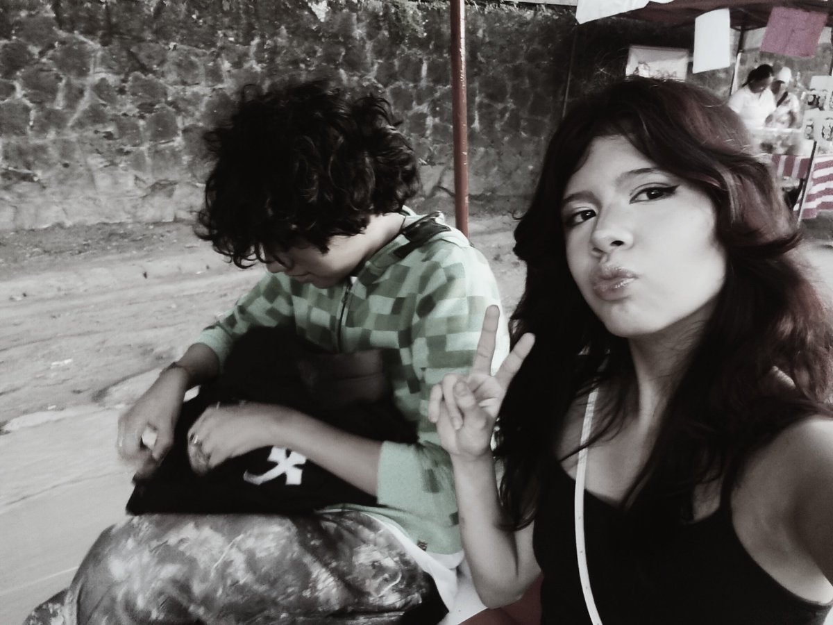 v4mpnessa's tweet photo. amor te extraño muchísimo a ti y a tu chamarra de crepper porfavor vuelve conmigo y deja a tu ex.. https://t.co/cLnCJAP3gJ