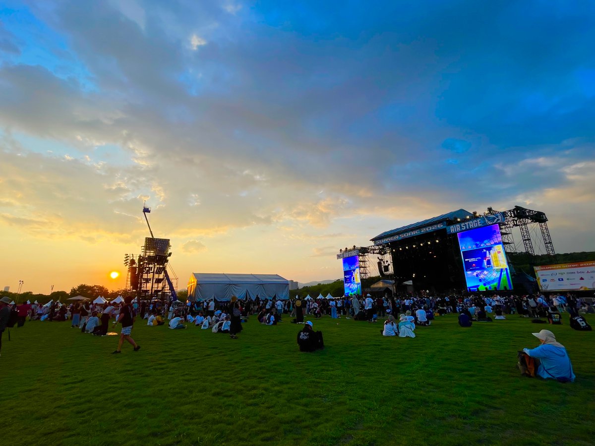 8mikanice8's tweet photo. 1週間前の景色
ラルク始まる前　
すごく夕焼け綺麗だった
普段から行く広大な万博公園の
空と緑に癒されるんだけど
そこにラルクの立ったステージが
あったんだなぁ…
と改めて思い出し
なんとも言えない感情🥹
#サマソニ
#summersonic
#万博公園
#ラルク https://t.co/bvgWicIqfl