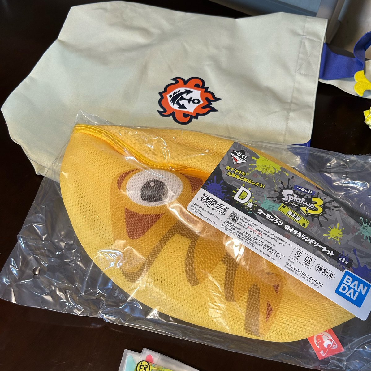 harusan0111's tweet photo. スプラ一番くじでお目当てのトートバッグをゲット🦑 https://t.co/wp1xj5pXTe