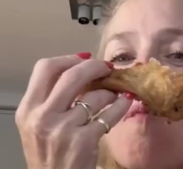 cunty_ga's tweet photo. not the CUNTY chicken hold https://t.co/DCNd402UpJ