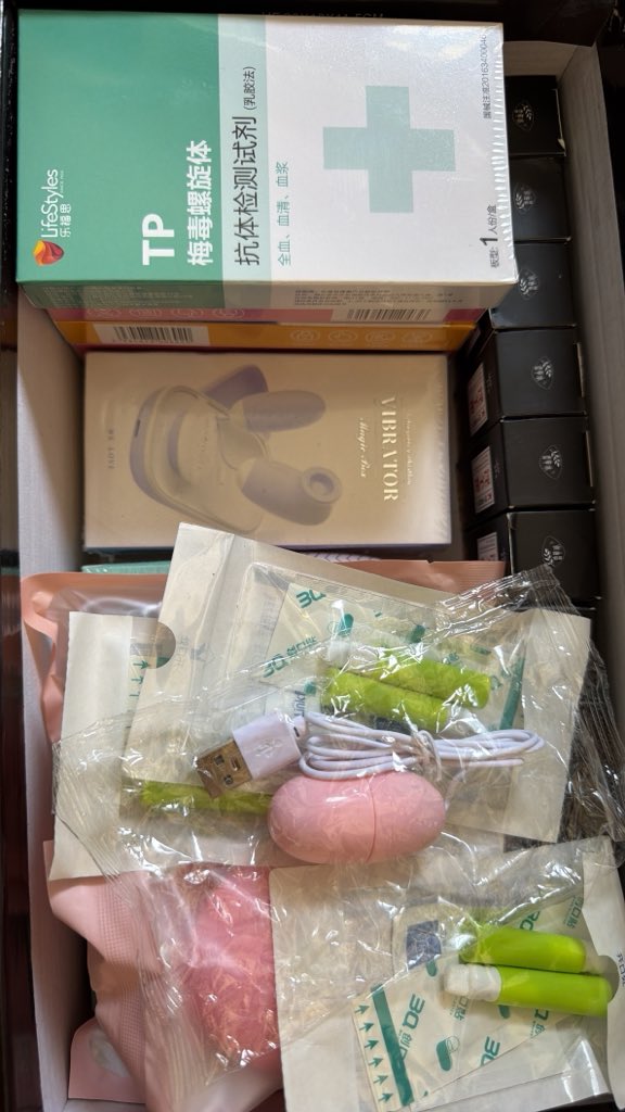 xavier2000520's tweet photo. HIV test kit + vibrator + cock ring https://t.co/sV51ERAjls
