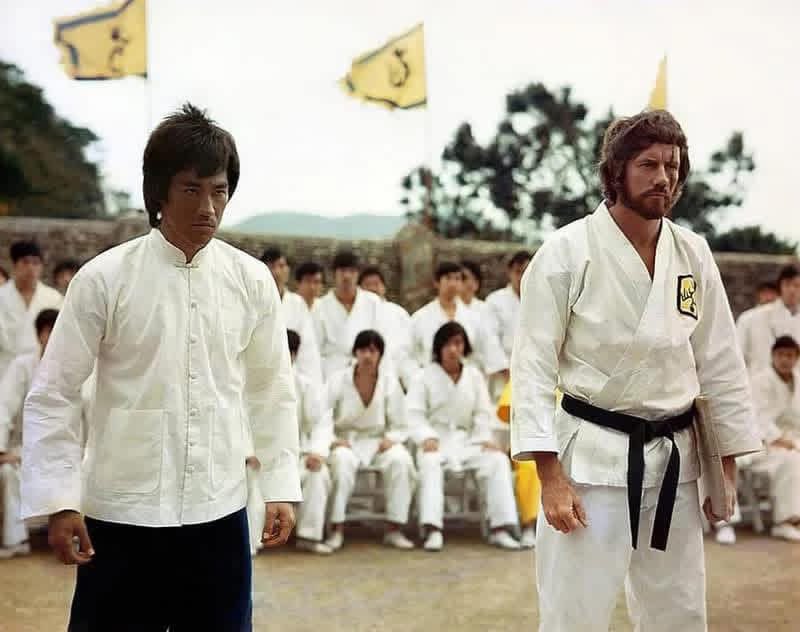 TrenchFiLABS's tweet photo. 今日は「燃えよドラゴン」オハラ役で大変有名なボブ・ウォールさんの誕生日です…

１９３９年８月２２日〜２０２２年１月３０日

https://t.co/5BzFp2wMr1

「ドラゴンへの道」で初共演。「ブルース・リー死亡遊戯」ではブルース・リー亡き後のシーンを盛り上げてくれました。
ブルース・リー映画にとって欠かせない存在でした。
ブルース・リーの良き理解者としてブルース・リーの事を語ってくれました。
ボブ・ウォールさんは永遠です。