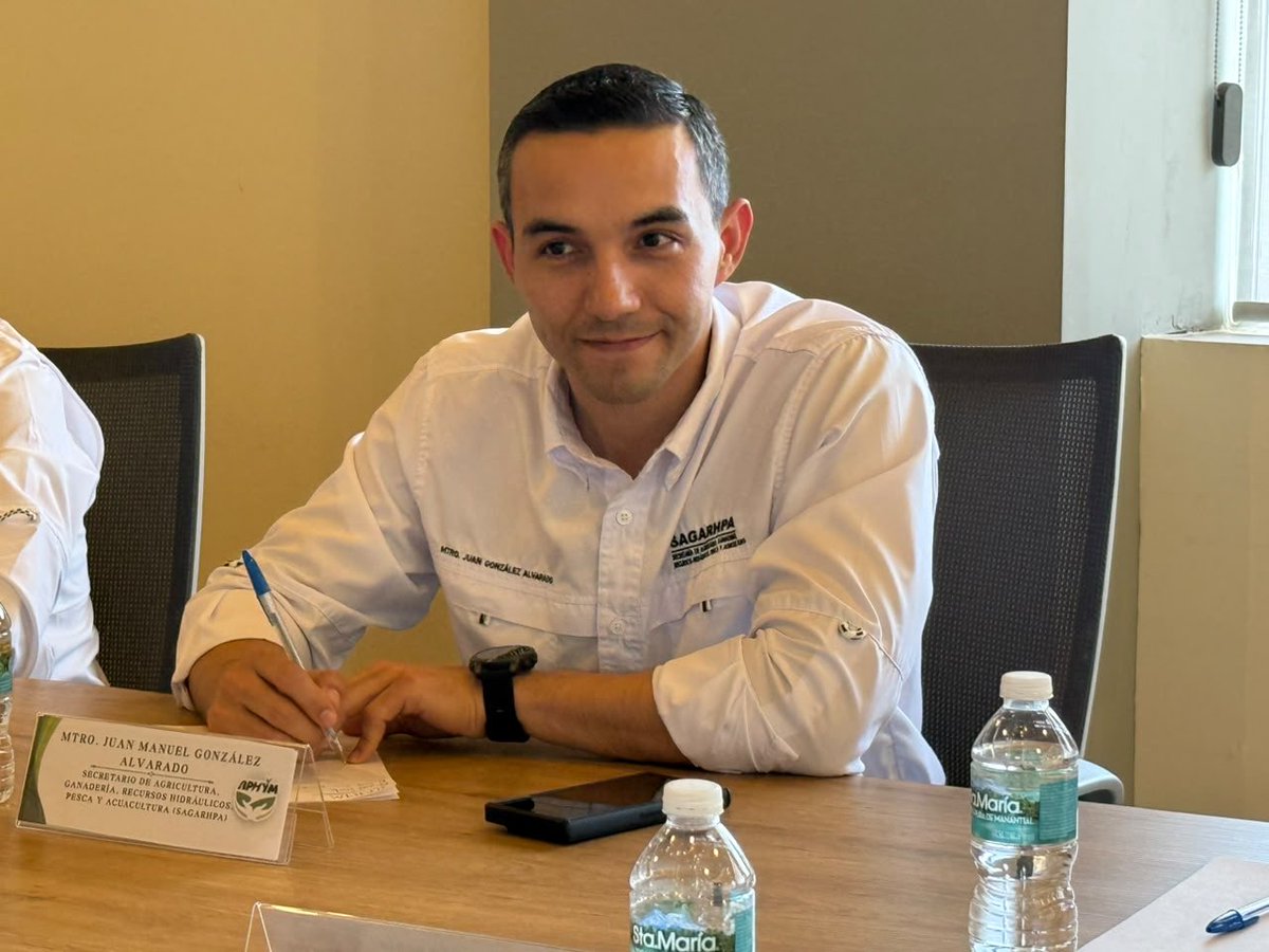 JuanMGonzalezA's tweet photo. 📌 En reunión con Alberto Cruz Elías Calles, presidente de la Asociación de Productores de Hortalizas del Yaqui y Mayo (APHYM), revisamos los principales temas del sector y los retos para el próximo ciclo agrícola. https://t.co/7kORoEW9Qz