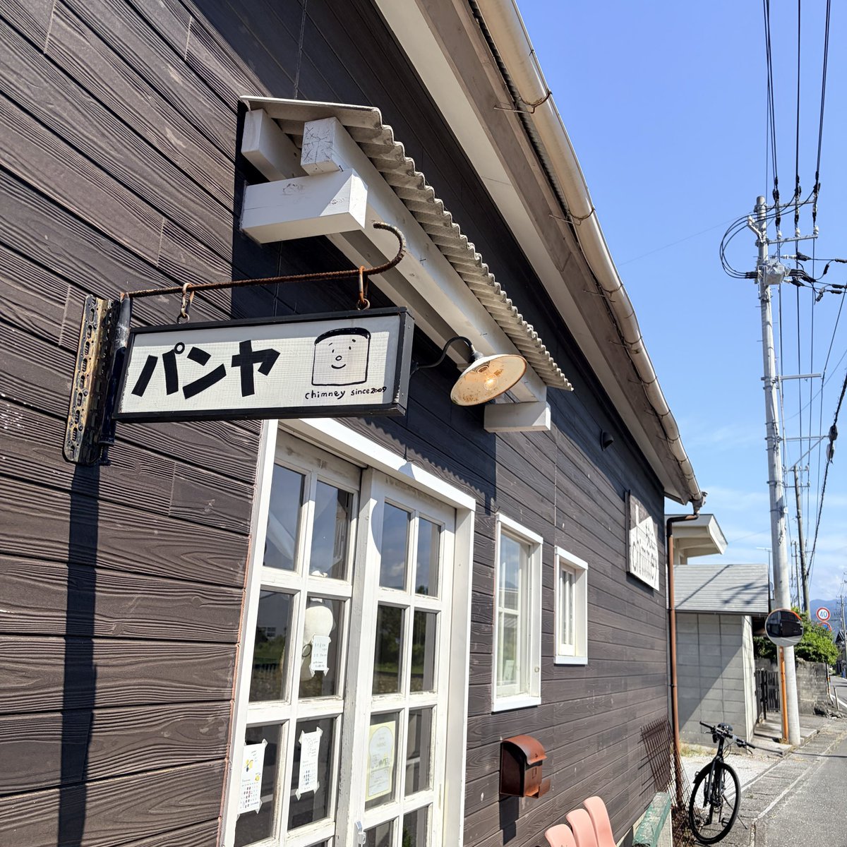 KamatamaBlue's tweet photo. 絵本「パンどろぼう」のモチーフになってるパン屋『chimney ちむにぃ』に行ってきたー🍞𝟛
可愛い素敵なお店✨️
絵本「うごきません」のハシビロコウもいま～す🥰
#讃岐サポ高知遠征
#カマタマ遠征パン部 https://t.co/z9apsqVABZ