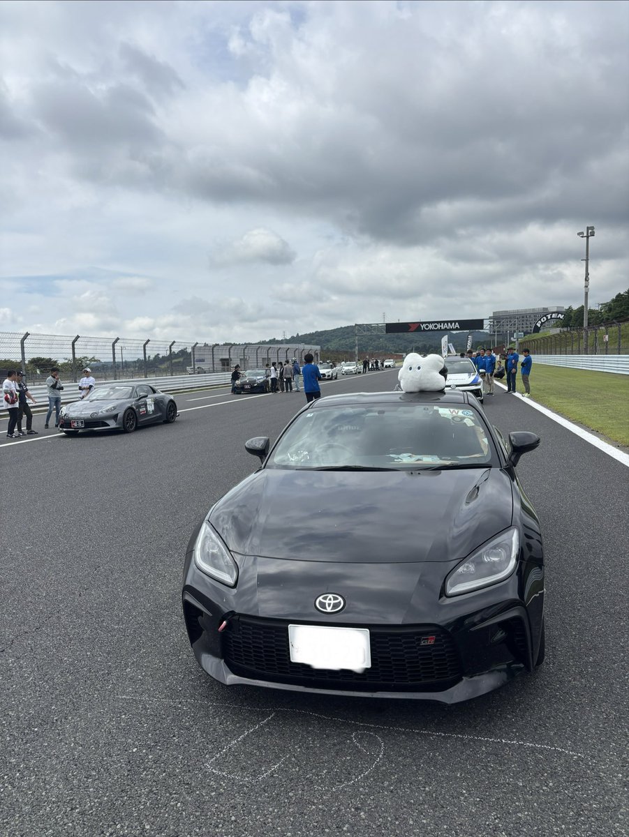 KintoTech_Race's tweet photo. エコカーカップ180分耐久レース、予選は67位/78台中でした🏁✨
後方からの大・大・大追い上げを狙って、チーム一丸となって楽しんで走ります!💪🔥
温かい応援よろしくお願いします📣
#エコカーカップ #富士スピードウェイ
#KINTOテクノロジーズ #自動車部 #KINTO https://t.co/IScy0oYQyx