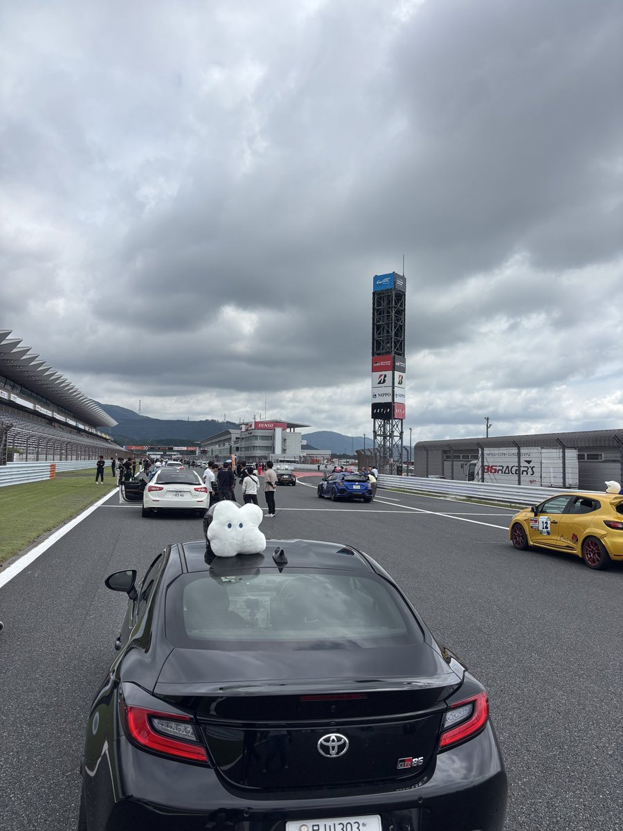KintoTech_Race's tweet photo. エコカーカップ180分耐久レース、予選は67位/78台中でした🏁✨
後方からの大・大・大追い上げを狙って、チーム一丸となって楽しんで走ります!💪🔥
温かい応援よろしくお願いします📣
#エコカーカップ #富士スピードウェイ
#KINTOテクノロジーズ #自動車部 #KINTO https://t.co/IScy0oYQyx