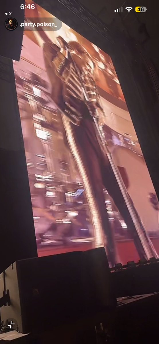 DrFrankenIero's tweet photo. OH BLACK PARADE GERARD MISBEHAVING ON PURPOSE, PROREV FIGHT ROUND 2 GERARD 2, FRANK 0 #MCRDETROIT #MCRDET https://t.co/B4uyMZzyBT