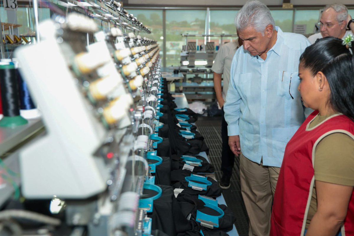 as_salazar's tweet photo. *Presidente visita empresa panameña que ha iniciado la incorporación de jóvenes formados en el ITSE*
 
El presidente de la República, @JoseRaulMulino recorrió este viernes la sede de T-Shirts Interamerica, S.A., empresa con más de 40 años de experiencia, especializada en serigrafía, impresión digital, bordados y grabados, la cual apuesta por el talento joven formado en nuestras instituciones de educación técnica.

Durante el recorrido por los diferentes departamentos, el mandatario conversó con el personal y constató cómo esta empresa de capital panameño contribuye al desarrollo del país y a mejorar las cifras de empleo.

T-Shirts Interamerica ha iniciado una alianza con el Instituto Técnico Superior Especializado (ITSE) para incorporar a su planilla, compuesta por más de 440 trabajadores, a jóvenes graduandos de carreras técnicas. 

Este es el caso de Anferni Hoquee, Rosalyn Mina y Víctor González, estudiantes de la carrera de Técnico en Mantenimiento Industrial, quienes en abril de este año comenzaron su práctica profesional en la empresa como parte del programa de Formación Colaborativa Academia Industria (FCAI), una iniciativa del ITSE para insertar a sus jóvenes graduandos en el sector privado.

Tras culminar sus clases teóricas, Anferni, Rosalyn y Víctor laboran actualmente tres días por semana en T-Shirts Interamerica, donde aplican lo aprendido en las aulas y amplían sus conocimientos sobre instalación, mantenimiento y reparación de los equipos industriales que utiliza la empresa para fabricar sus productos.

Acompañado por el gerente general de T-Shirts Interamerica, Eduardo Orillac, el presidente Mulino felicitó a los tres jóvenes por haber demostrado las cualidades necesarias para ganarse la confianza de la empresa, asegurando su contratación una vez obtengan su diploma.

Mulino afirmó que muchos otros jóvenes en el país están recibiendo una formación de primer nivel que los ayudará a obtener puestos bien remunerados, principalmente en el sector logístico. 

Por su parte, Orillac señaló que esta iniciativa conjunta con el ITSE se mantendrá y que el próximo año se incorporarán más jóvenes graduandos a su planilla.

Los jóvenes agradecieron la visita del presidente y afirmaron que continuarán esforzándose para superarse.
“Hemos aprendido bastante”, comentó Anferni. “Hemos armado máquinas y aplicado la mayoría de los conocimientos que adquirimos en el ITSE. Me siento preparado para afrontar cualquier reto; quiero seguir aprendiendo y mejorando para ser un mejor técnico en el futuro”, añadió.

En tanto, González aseguró que, gracias a la formación del ITSE y a la confianza de la empresa, está perfeccionando y ampliando sus conocimientos en cuanto a maquinaria industrial, con el fin de desarrollarse plenamente como profesional.