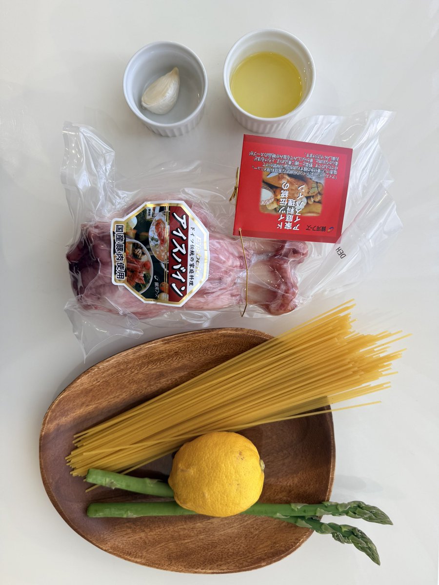 gingafoods's tweet photo. ⭐️商品紹介⭐️
アイスバインのご紹介です！
ドイツ、マイスターが本場の味と認めた本格的なアイスバインを冷製レモンパスタにしました🍝夏のお肌のダメージに嬉しいビタミンC。さっぱりとしたレモンの香りとお肉の旨みが楽しめます😊
#銀河フーズ
#アイスバイン
#パスタ https://t.co/dkssUheGJE