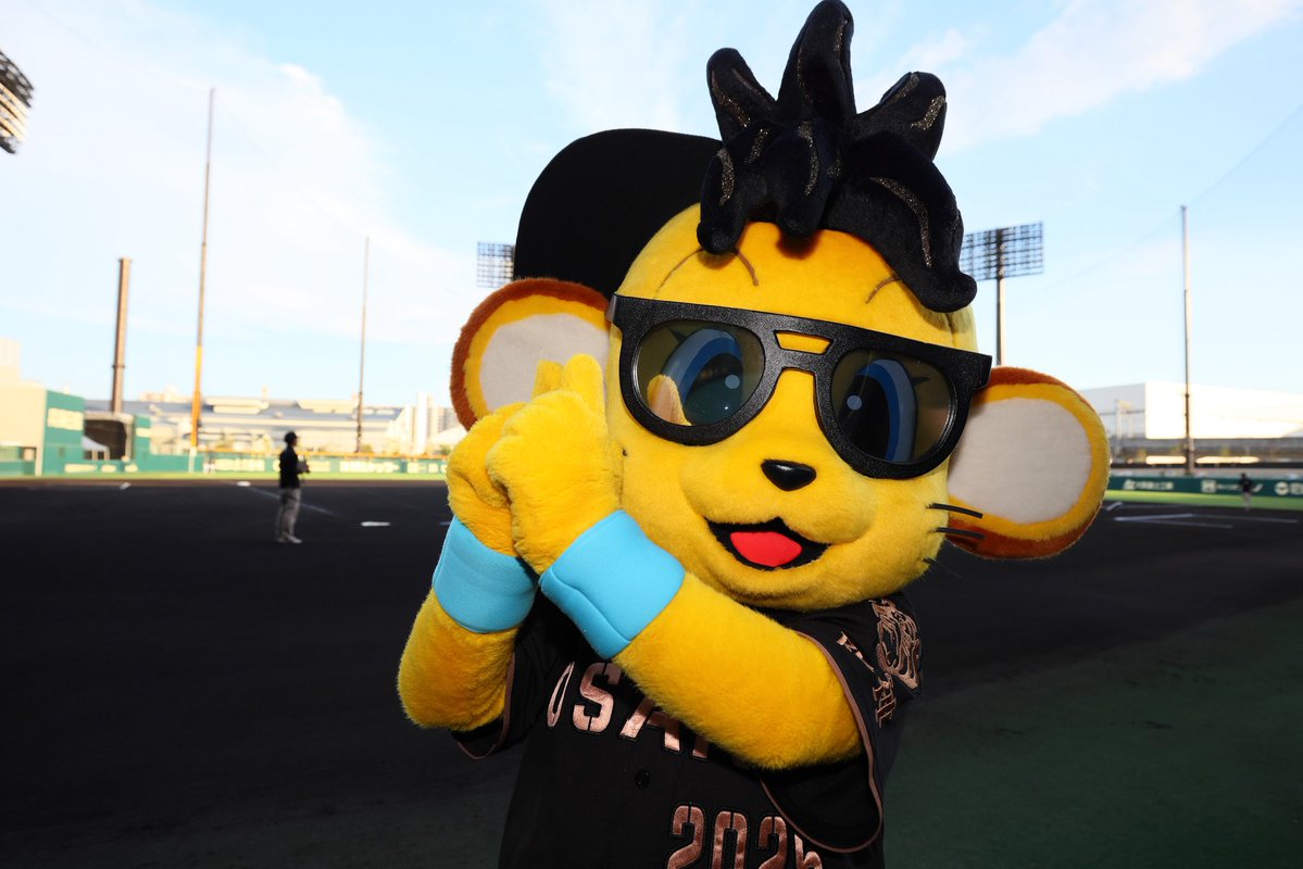 Tigers_farm's tweet photo. 黒髪コラッキー🕶️ 
SGLスタジアムでの「TIGERS B-LUCK DYNAMITE SERIES 2026」2日目の今日も、ソフトバンク・ひな丸と一緒にSGLをクールに盛り上げます🐯🐥

🔽8/22(土)当日券情報
https://t.co/mrdHrjsPkk

#阪神タイガース
#コラッキー
#TBDS
#福岡ソフトバンクホークス
#ひな丸 https://t.co/nTzsEFqVtn