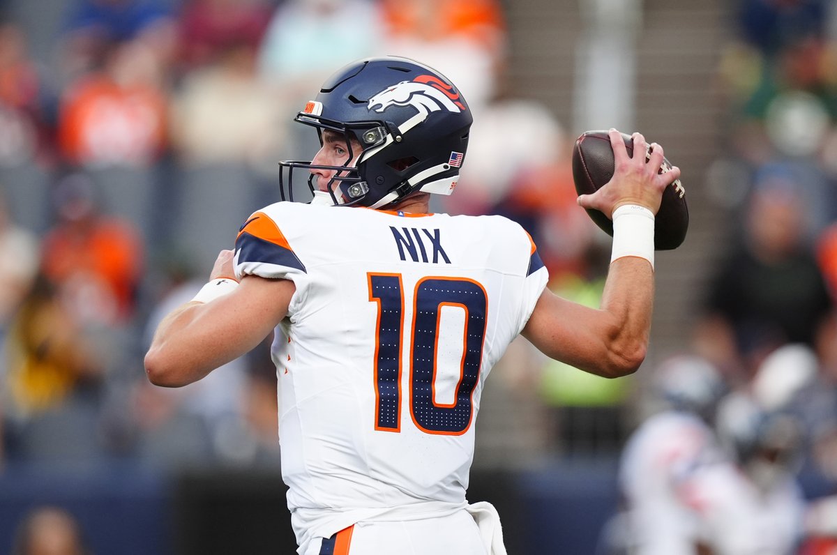 ZacStevens's tweet photo. Bo Nix in his first two drives back:

6/9
76 yards
1 TD
129.9 passer rating

That'll do. https://t.co/KRuI6J94qw