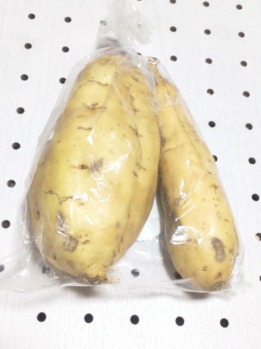 VFamour's tweet photo. 今年初めて食べる、新さつまいもの #しろほろり。皮が薄くてだいぶ剥けた。少ない水で蒸すように茹でる。 口にするとふんわりした甘さが優しく広がってほっとする。
#さつまいも
#サツマイモ https://t.co/72I4Zjuv8h