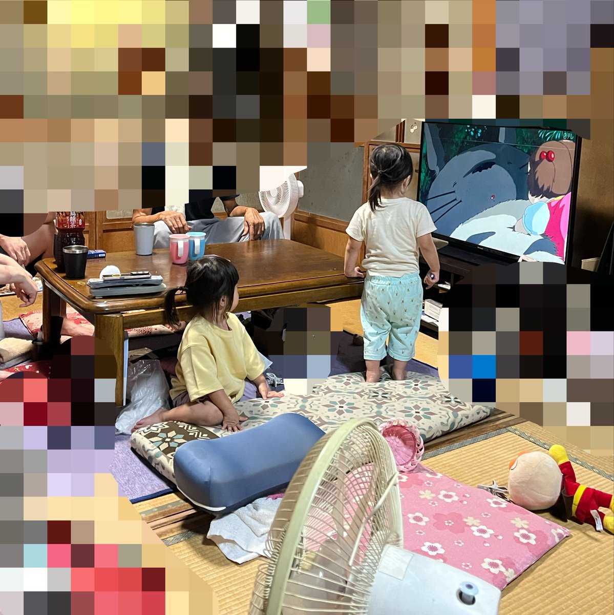 LIL2GIRLZ's tweet photo. @KaguyaxAlma ですです！

テレビ前を陣取ってたのにこの有り様です🤣 https://t.co/5qMthKDgL5