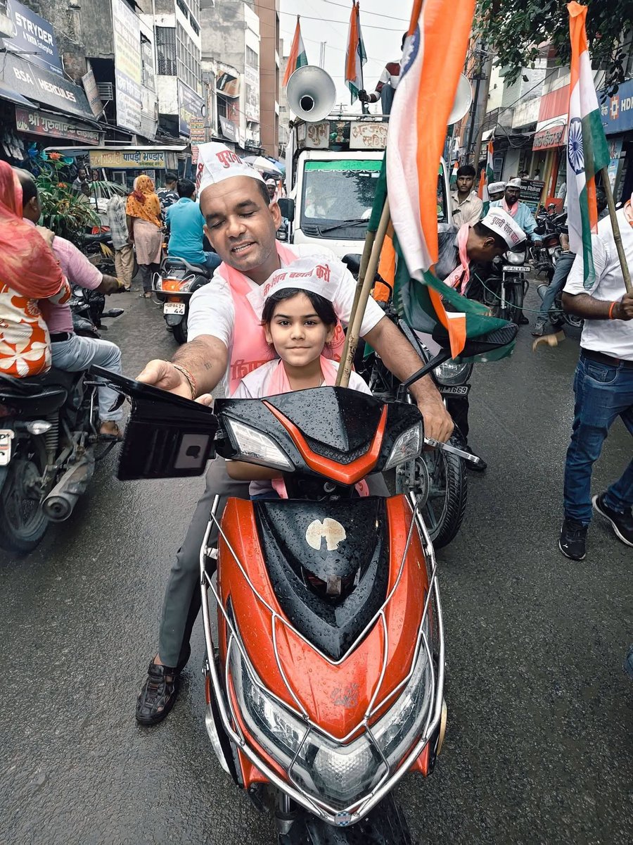 Virendr54042084's tweet photo. पापा की दवाई है पुरानी पेंशन
#NoNPS_NoUPS_OnlyOPS
#21_अगस्त_तिरंगा_यात्रा
#RestoreOldPension
@AHindinews @PTI_News @ajitanjum @rajeevranjanMKH @vijaykbandhu @NmopsInd https://t.co/TKJGnqS3vQ