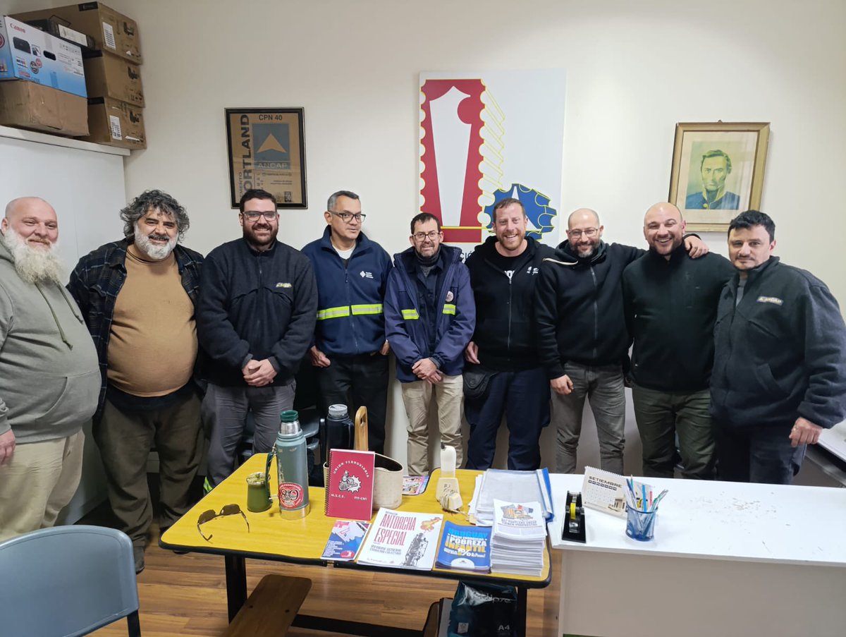 Ferroviariosuy's tweet photo. El Portland va por ferrocarril 
Hoy, junto a FANCAP en Minas, avanzamos en un plan de acción para recuperar él transporte por tren, con reuniones junto a AFE y SELF.
Los trabajadores hacemos nuestra parte. Ahora la pelota está en la cancha del Gobierno.
🚂Si hay vía, hay UF🚂✊🏿 https://t.co/1iuLL6ToSY