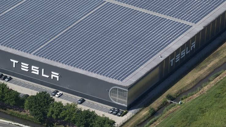 MeBillaVenkat's tweet photo. Tesla quietly killed the solar roof tile

the product Elon announced in 2016 as the future of home energy. the one that was going to make every roof a power plant.

killed. quietly. while everyone was watching the robotaxi launches and AI announcements

the most cinematic product vision in clean energy history ended without a press release and most people didn't notice