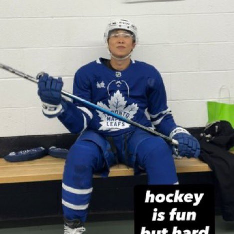 sugamihoney's tweet photo. AYUDA NAMJOON JUGANDO AL HOCKEY????? TAN PRECIOSO 😭😭💙💙 https://t.co/cJmtWuLs8Z