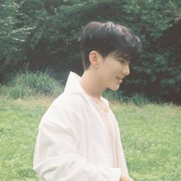 hwcz_future's tweet photo. 쿱지랑 호우랑 리더즈 삼각관계 재밌겠다...
최는 완전 큰 대기업쪽 하고 권은 약간 훉 소꿉친구.. 훉은 잘 나가는 작곡가나 그런 예술쪽이지 않을까 최랑 훉이랑 어째저째 맞아서 계약결혼하고 하는데 최가 훉 신경 안 쓰니까 훉도 마음 맨날 주다가 나중에는 권에게로 돌아갈 듯 https://t.co/B5Ep7VA75w