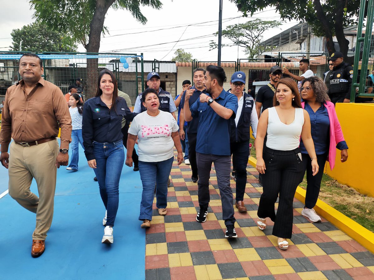 Ana_FuentesC's tweet photo. ¡Más obras y espacios dignos para nuestra gente! 🌳💙 

Junto a la alcaldesa subrogante Tatiana Coronel, inauguramos el parque totalmente renovado en la Julio Cartagena. Ahora las familias disfrutarán de:
🛝 Juegos infantiles y áreas de picnic
⚽ Cancha deportiva https://t.co/ZUoXzlpv7A