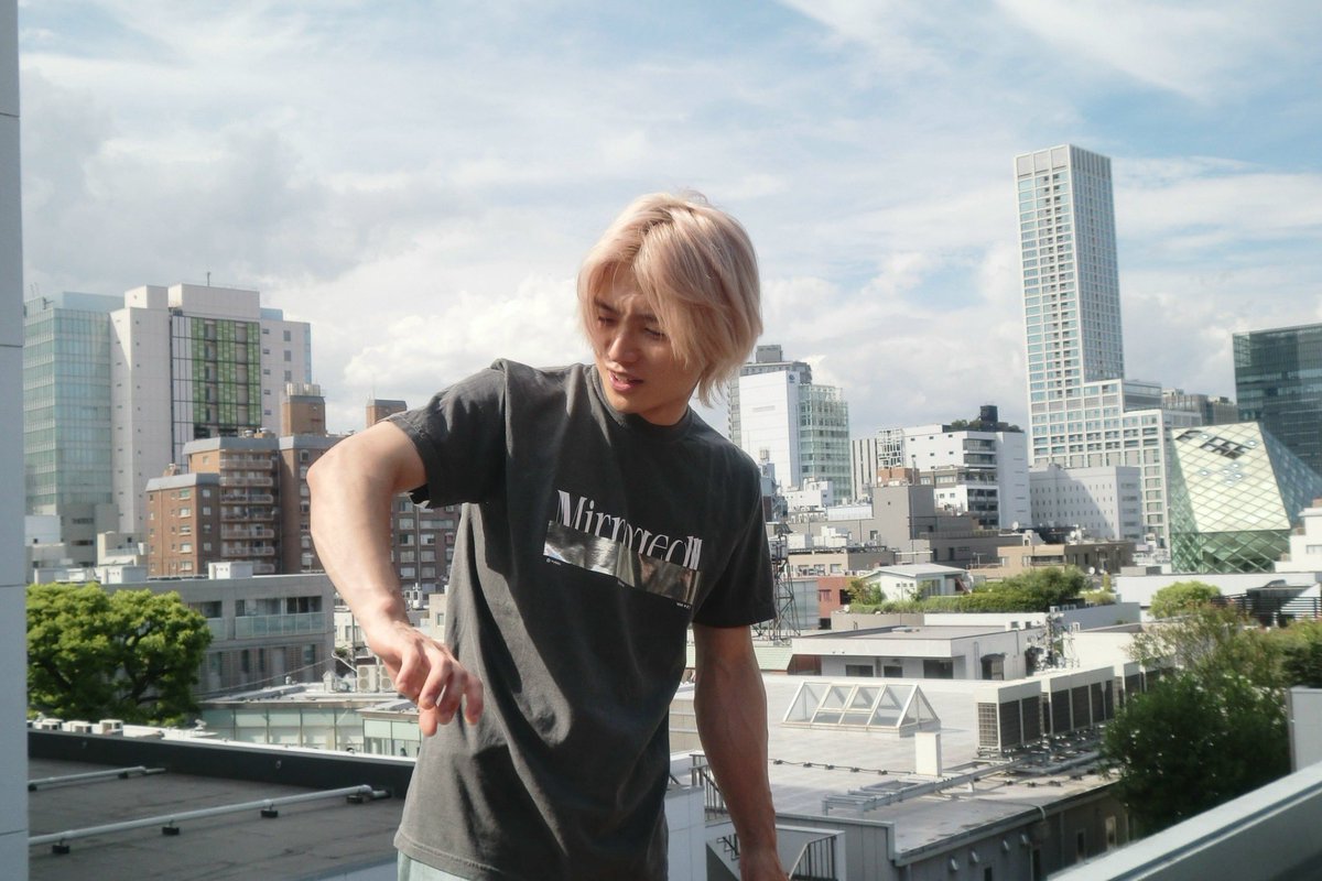 _d_i_o_s_info_'s tweet photo. ((( merch )))

▶︎Mirrored VINTAGE LIKE KAGAMI Tee
着用:ペッパー/Mサイズ

▶︎Dios Photo Card &amp; Sticker SET
A /B /Cの3セットをご用意
※セット内容は決まっております。ランダム販売ではございません。

🛒 https://t.co/89xQdx9wl4 https://t.co/8CNLO7qabe