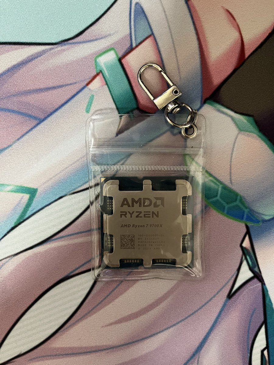 mimikku3080's tweet photo. 起動しないからキーホルダーにしてたRyzenをきったねぇオーブントースターで4分程焼いていきたいと思います。

動かねぇんなら何やったっていいでしょう🤣

CPU→DRAMまではチェックが進みVGAで必ず引っかかるちょっと惜しい個体。オンボード、グラボ共にダメ🙅‍♀️

もう、焼くしかないじゃない。 https://t.co/doP3SunG0A