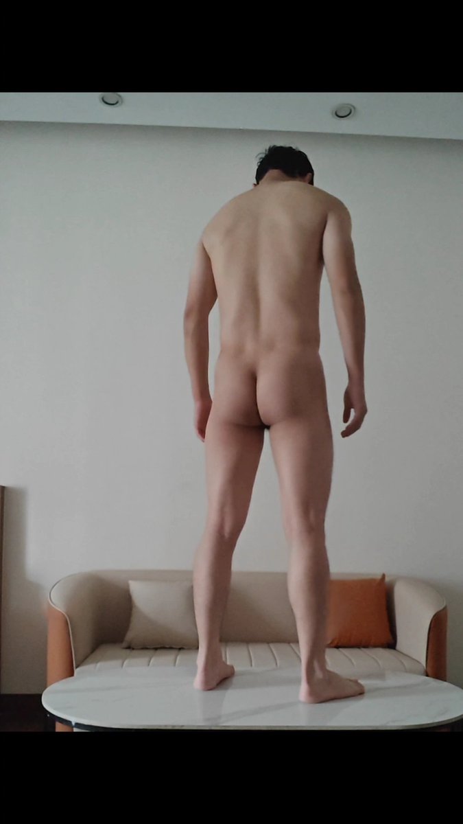 qvyingwan's tweet photo. 下周去广美給学生当人体模特，提前练习一下动作，站姿跪资和坐姿。会是第一次在多人面前展现自己的身体，希望不会当众起生理反应，不然太社死了 #人体模特 #全裸 #羞耻 #艺术 https://t.co/aB4PWkJIkt