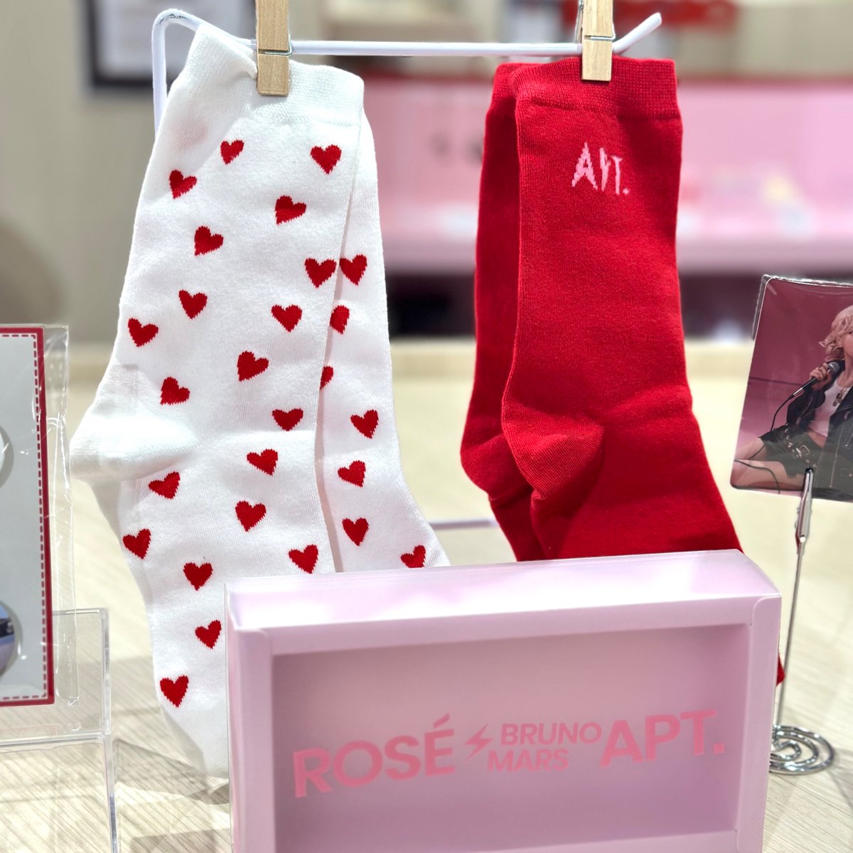 oneyearof_rosie's tweet photo. 【📢】 ROSÉ Encore Pop-up in TOKYO ’one year of rosie‘

本日最終日！
21時まで開催しているのでぜひお越しください🫰🏻✨

・nunber one girl BLUE / BLACK T-shirt
・APT. Socks Set

♥️8月14日(金)~8月23日(日)
♥️SHIBUYA109 渋谷店 8F DISP!!!
♥️10:00〜21:00

#ROSÉ #로제 #oneyearofrosie https://t.co/eNnL2J3HAA