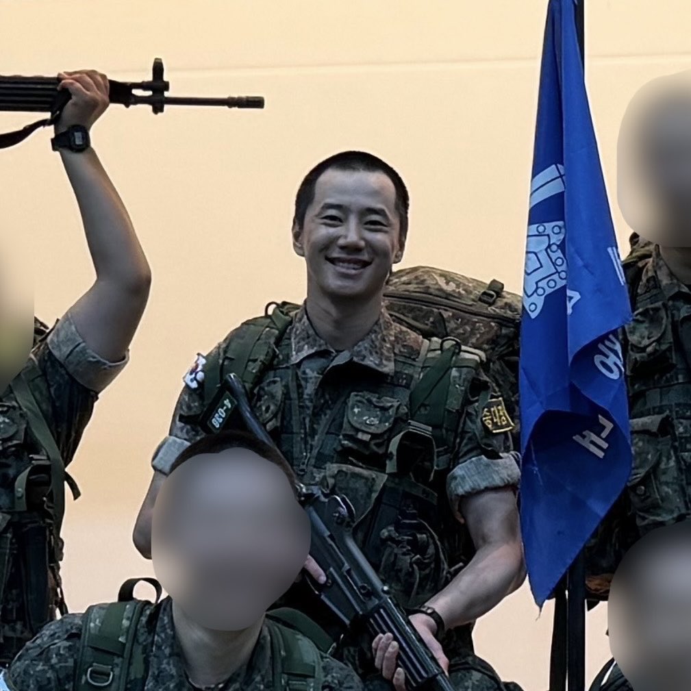 junyoungies's tweet photo. junyoung’s hell week is done and he’s ready for the graduation ceremony😭 he finished the 20km march too and is the CAPTAIN of his team !! 

salute, captain lee junyoung!! 🫡 

#이준영 #LEEJUNYOUNG https://t.co/1GhKgWPQ9c