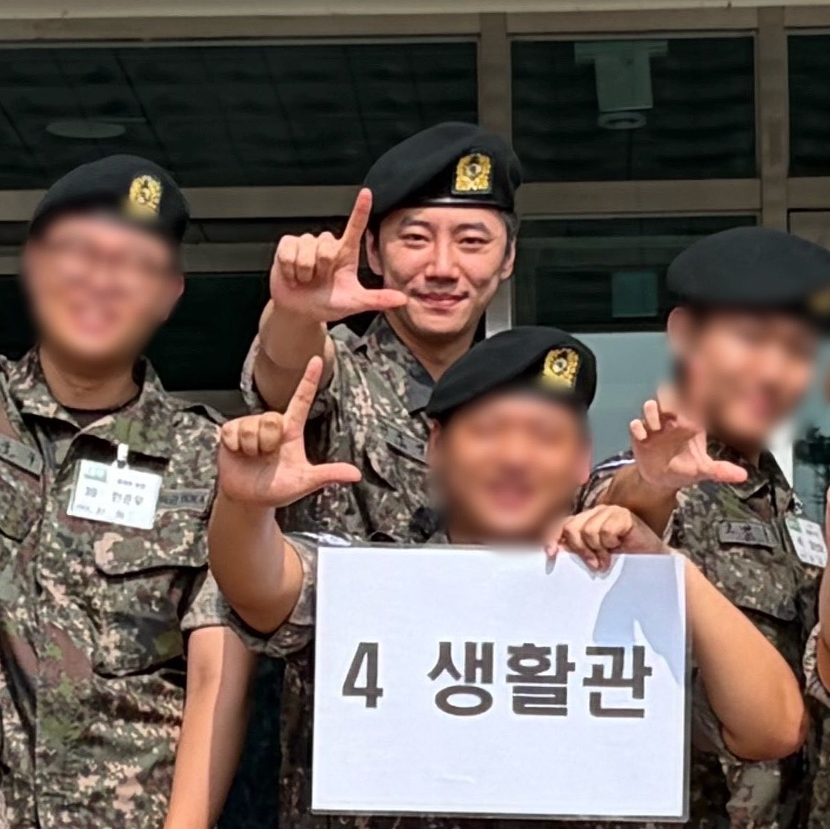 junyoungies's tweet photo. junyoung’s hell week is done and he’s ready for the graduation ceremony😭 he finished the 20km march too and is the CAPTAIN of his team !! 

salute, captain lee junyoung!! 🫡 

#이준영 #LEEJUNYOUNG https://t.co/1GhKgWPQ9c