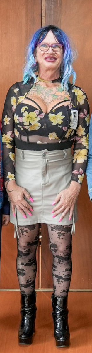 VickyAcevedoj's tweet photo. A mí sí me da mucha pena y respeto las decisiones de cada quien ,pero las mujeres no nos disfrazamos así , si quiere ser mujer pues es su problema pero con clase y glamour, no ese mamarracho https://t.co/sPIC6PG2bE