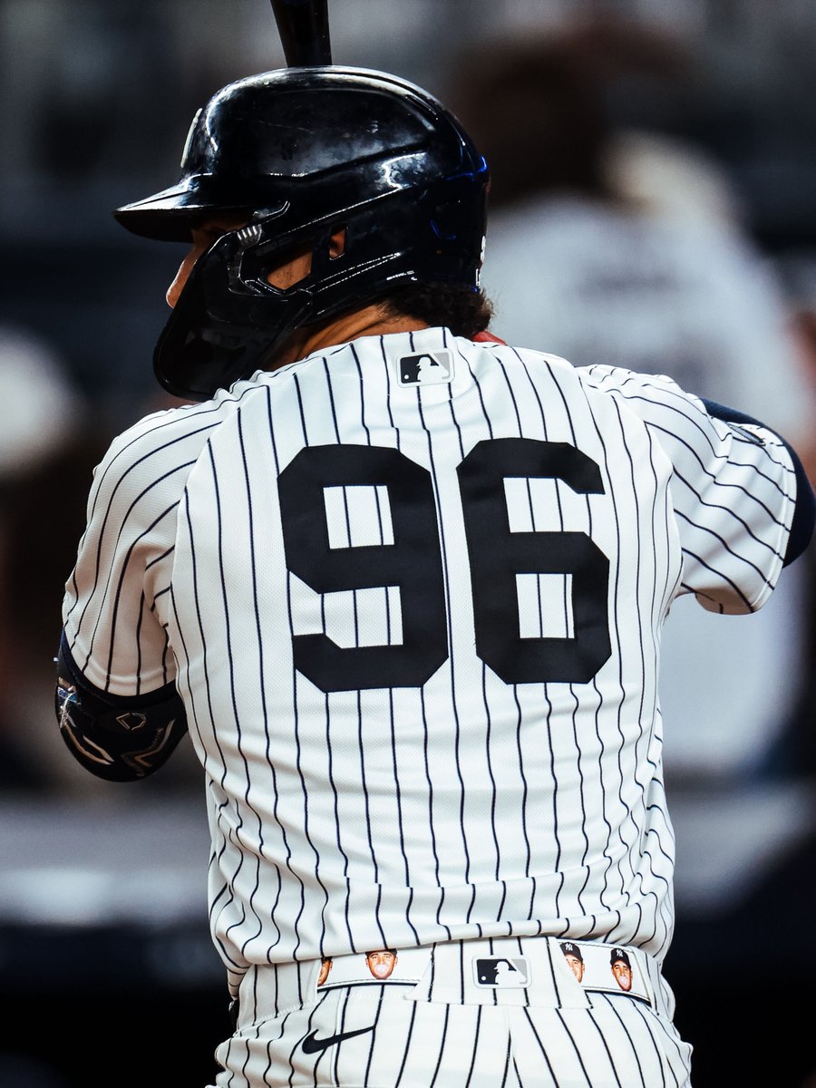 Yankees's tweet photo. The tale of two belts 😂

#RepBX | #PlayersWeekend https://t.co/Q8nrHTVSdC