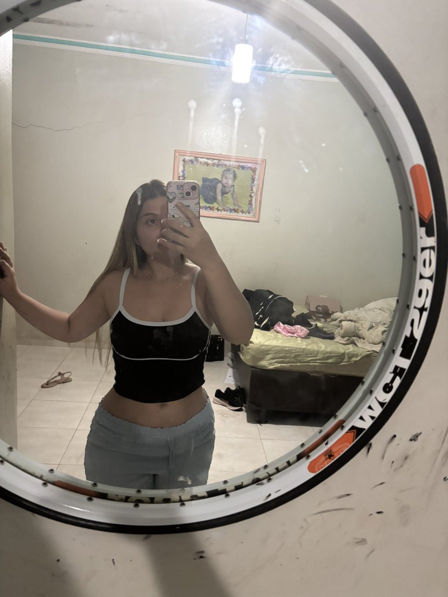 i2mbell's tweet photo. nao vejo a hora de por um piercing no imbigo https://t.co/RhJ6nqCcKr
