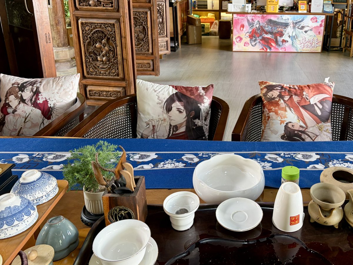 hanabi610715's tweet photo. 巍山レポ再開します。
巍山古城の天官スポットいきます！
幽兰居
コラボスタンプと台紙、グッズの販売がありました。
宿屋をされています。
花城と謝怜の間はデラックススイート😎 https://t.co/kj8hLurAf5