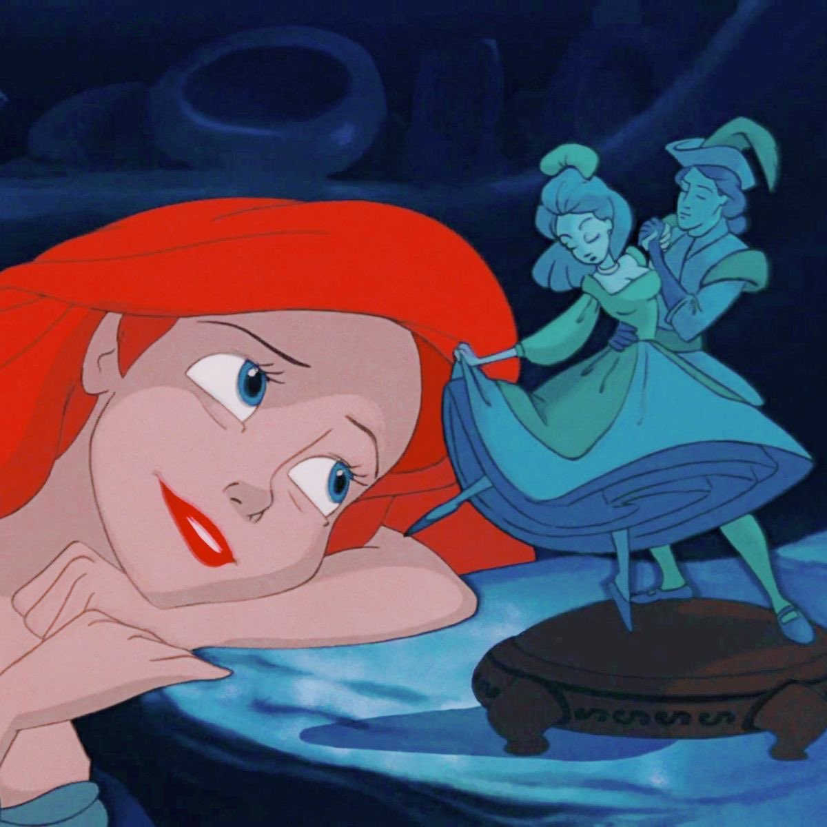 medusansas's tweet photo. if sansa were a disney princess she would be ariel: a young girl who dreams of seeing the world &amp; finding love, but she puts her faith in people who take advantage of her by “stealing” and weaponizing her voice for their own gain (“little bird”) until she finally reclaims it. https://t.co/FMiTxwNJdI