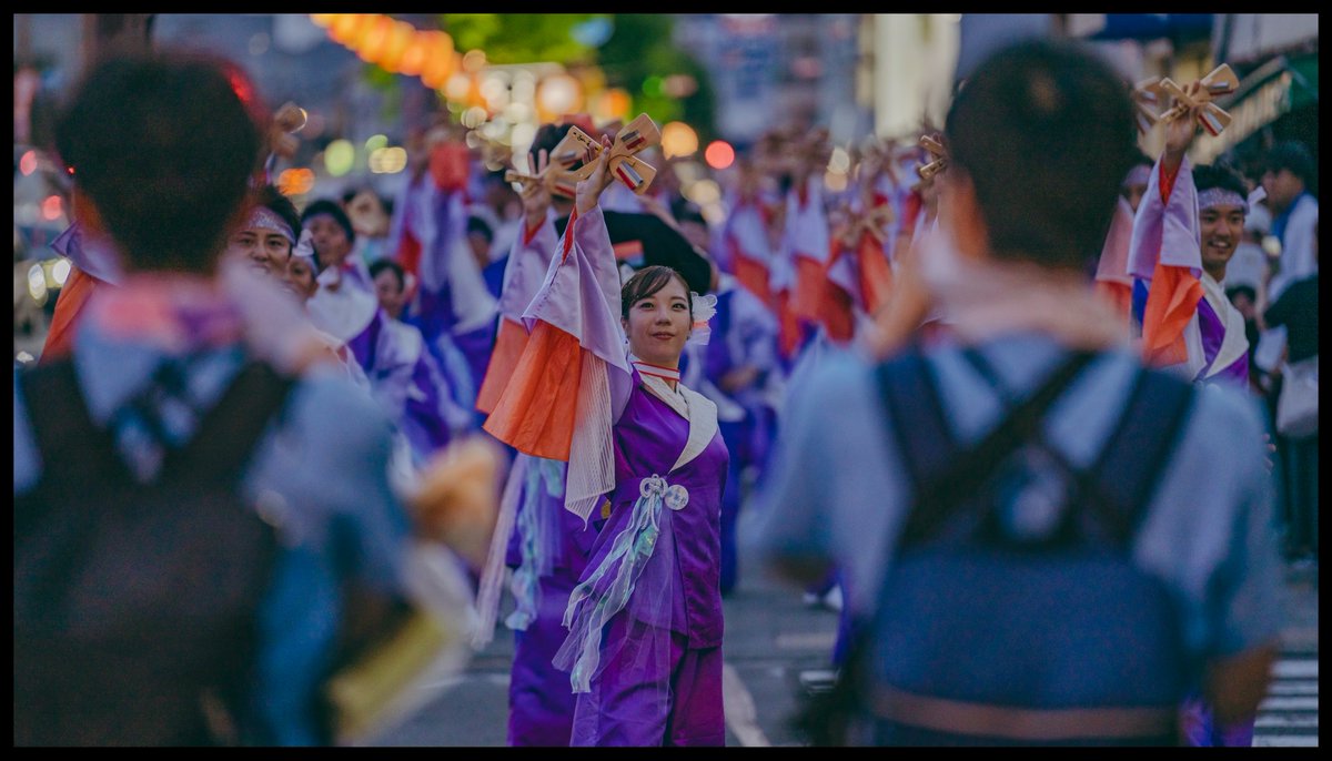 chihara_asami's tweet photo. よさこい祭り　夏帰鳥
踊り子を撮りたいと思ったらスタッフの方どいてくれー！って思うこともあるけど、踊り子さんが良い顔して踊れるのはスタッフがいるからってのもあると思うし、スタッフ含めたチームを撮るって構図にしたいときには、居てくれ！！思うからこの写真好き。 https://t.co/mmpQy6JP2f