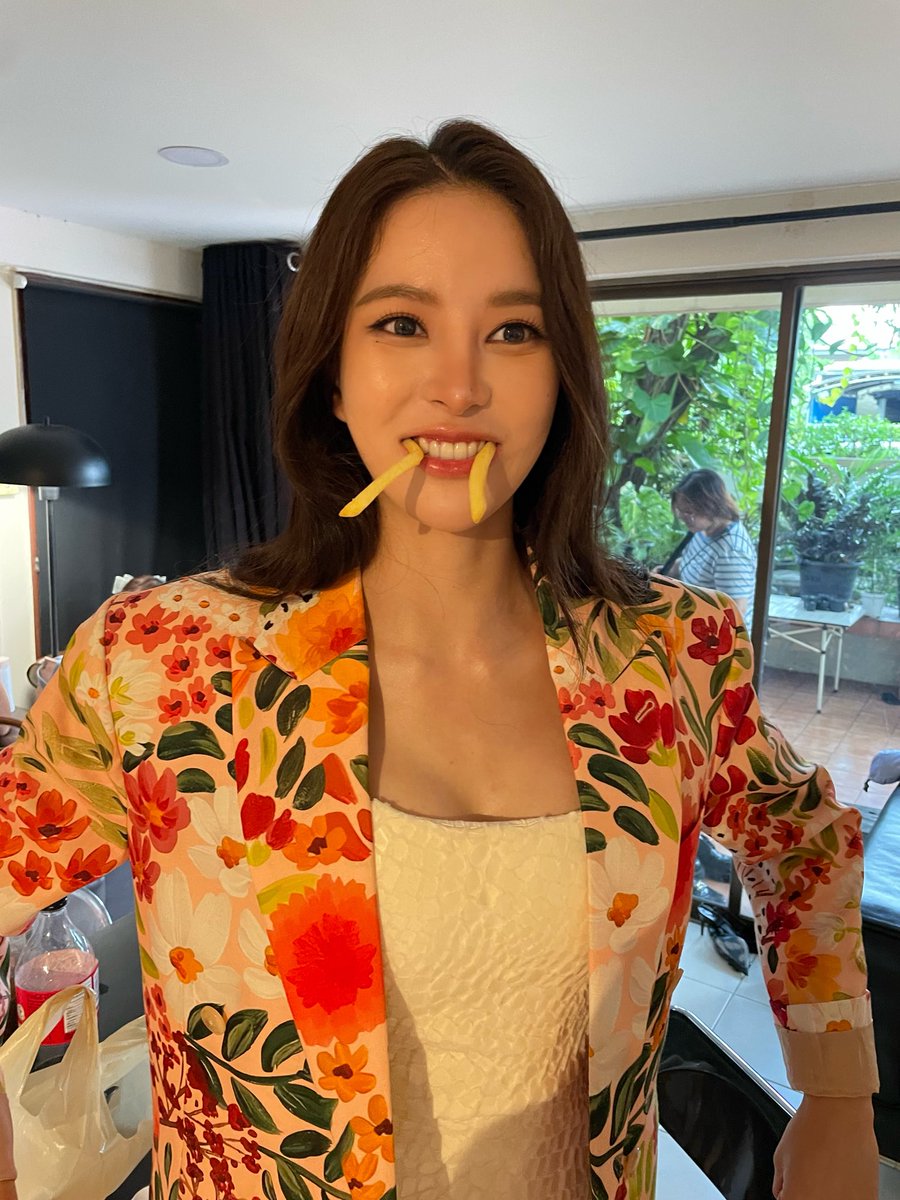 Puinoonwrsr's tweet photo. ใครจะจีบแม่ครู ระวังให้ดีนะ เขี้ยวออกแล้วนะ 5555555555

#PuinoonBint #ปุยนุ่นบิ๊นท์ #ข่มขลัง #มีปุยนุ่นก็ต้องมีบิ๊นท์😛 https://t.co/5yMhn1FWc3