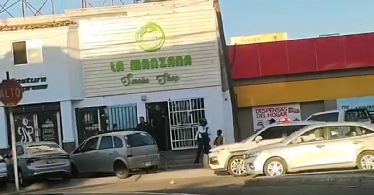 bujia_la's tweet photo. SABIAS QUE ...La persona que fallecio en la Manzana Smoke Shop, estaba de encargado , llegaron unos individuos y le quitaron la vida a javier silvestre , tenía antecedentes de violencia familiar , acoso sexual. El negocio es  de venta de artículos para consumo de enervantes.🤔😔 https://t.co/tRvyra49SL