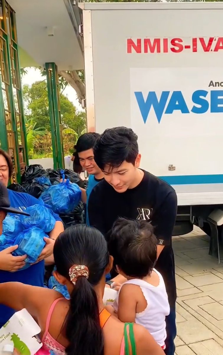 tineeee_18's tweet photo. Nag-abot sila ng tulong sa mga taga-Calumpit, Bulacan 🥹💙
#AldenRichards https://t.co/Stiqap0nca