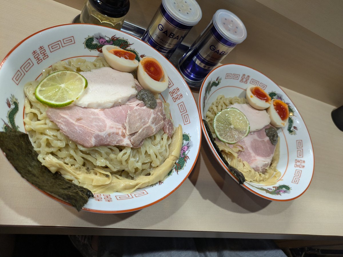 tpycd074's tweet photo. 手揉み中華そば中村さんwithモン＆利香さん
今日から限定の冷製煮干つけ麺➕大盛➕
マキシマム味玉
キンキンに冷えたつけ麺で茗荷や生姜、酢橘で夏にピッタリの！
程良い煮干しで塩味とのバランス逸材！
ローストポーク丼のスルーパスも🙋
ミネラル補給にもってこいの美味しいつけ麺に大満足ぷふぁ https://t.co/ECRwxhpGlL