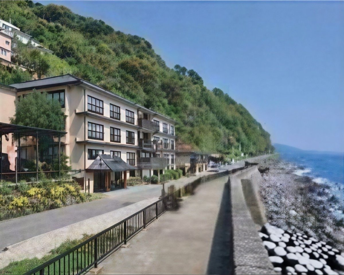 exetimeofficial's tweet photo. 海まで歩いてすぐ。温泉まで源泉かけ流し。
東伊豆・北川温泉にあるお宿。

波の音を聞きながら温泉に浸かり、
自家源泉かけ流しの天然温泉と
伊勢海老、金目鯛、明日葉など伊豆山海の幸を味わうお料理。
伊豆らしい贅沢な時間を過ごせる温泉宿です♨️

詳細はリプライ欄へ👇 https://t.co/LxuKql1jnl