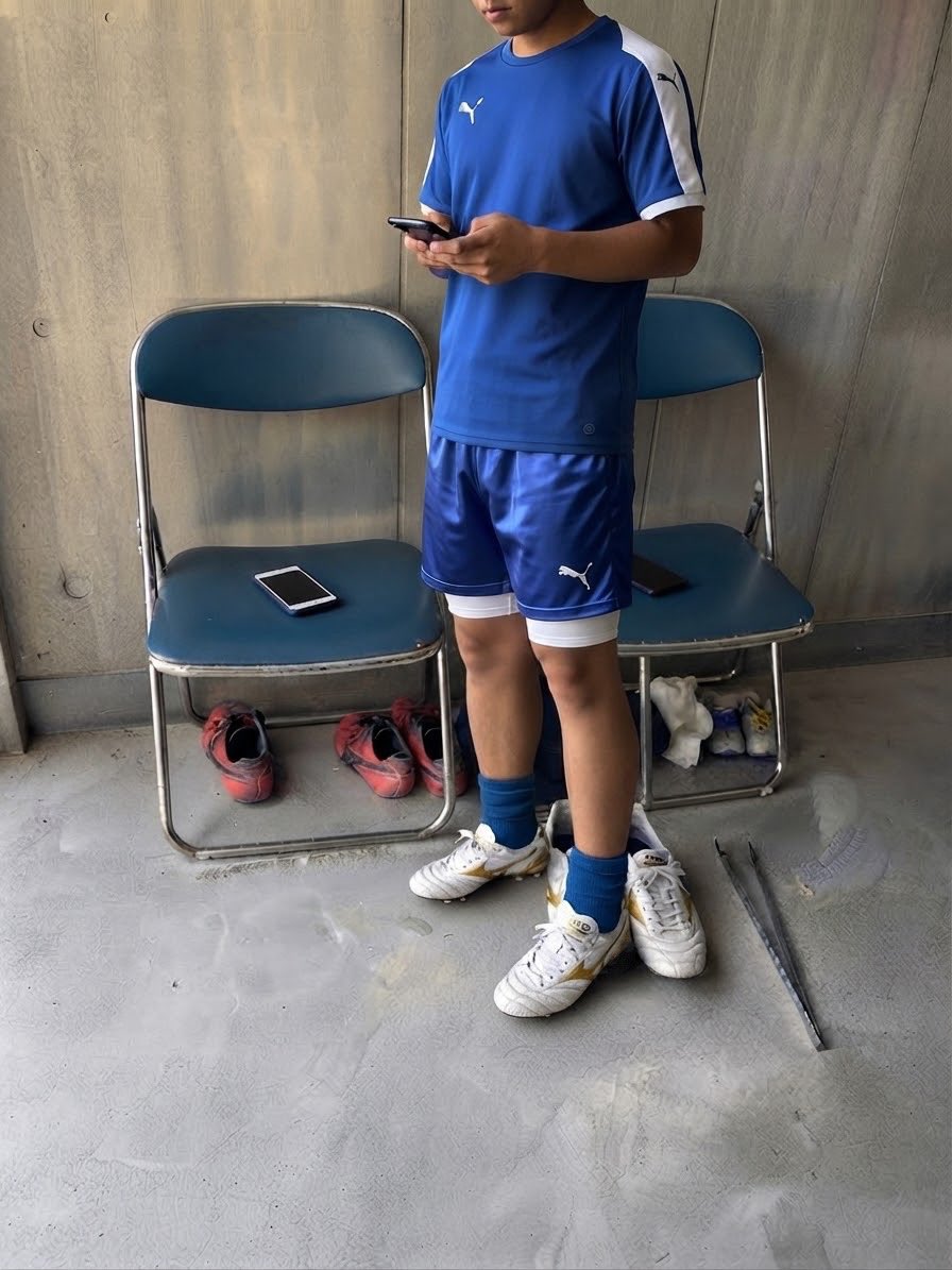 Kanataymsoccer's tweet photo. 👩に夢中の後輩くん https://t.co/K85CWvMwl5